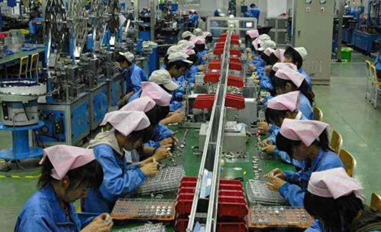 看看富士康的工作車間,每件產品的背后都有員工們的心酸